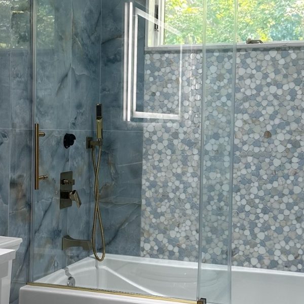 marble look porcelain with pebblestone feature wall