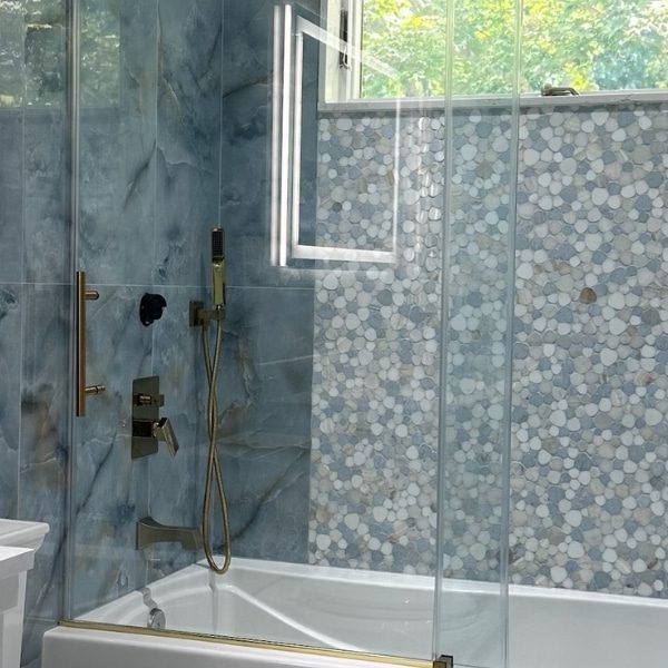 marble look porcelain with pebblestone feature wall